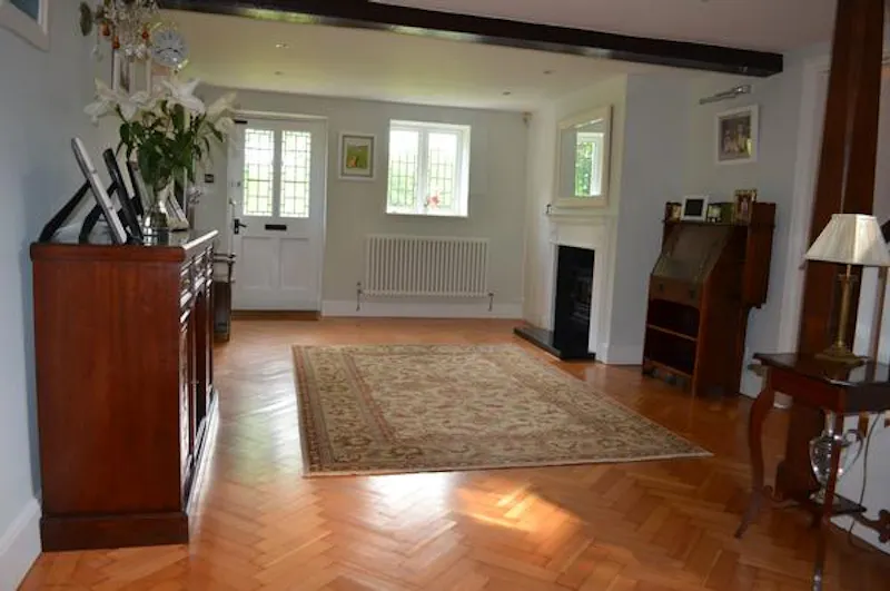 Entrance hall at Film location D2264 in Kent (photo 2)