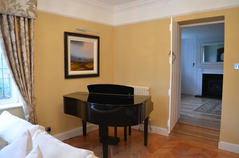 Piano at Film location D2264 in Kent (photo 6)
