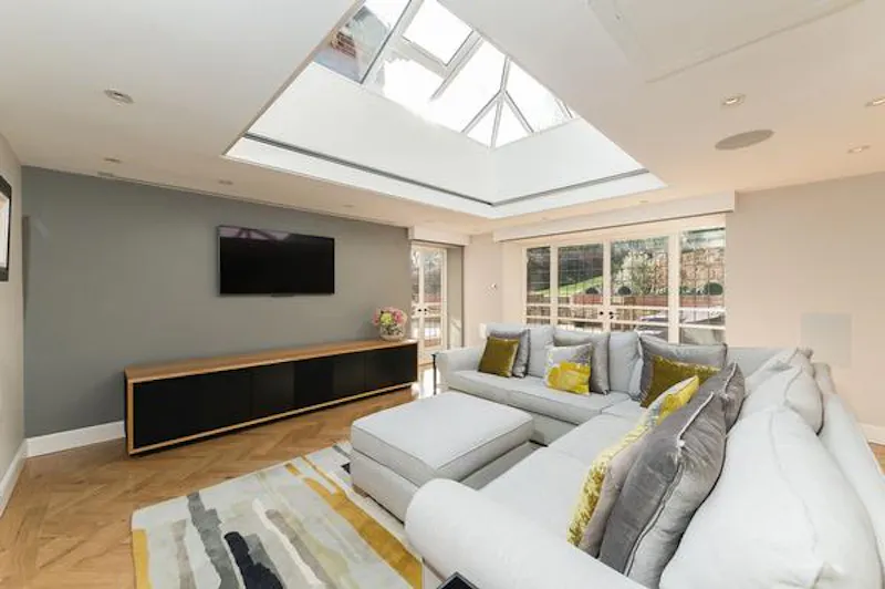 Living Room at Film location D2264 in Kent (photo 8)