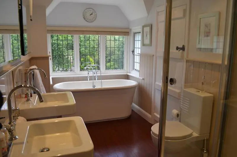 Bathroom at Film location D2264 in Kent (photo 20)