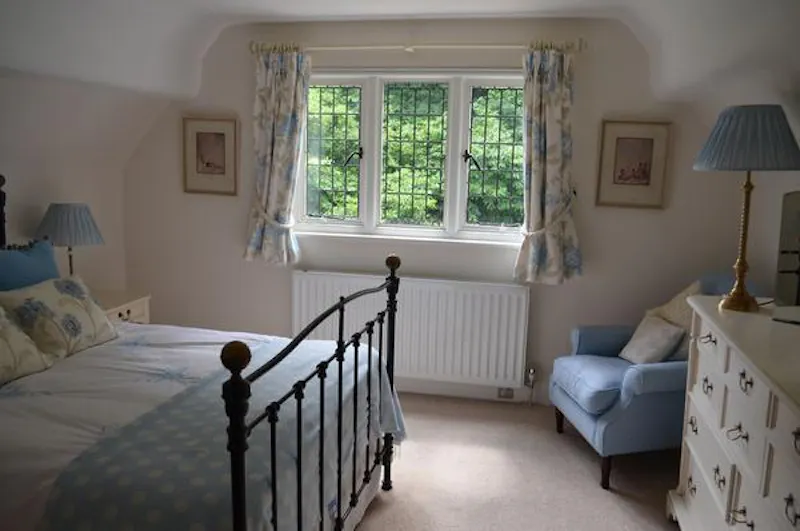 Bedroom at Film location D2264 in Kent (photo 21)