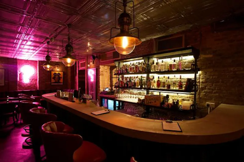 Bar at Film location R801 in London (photo 3)