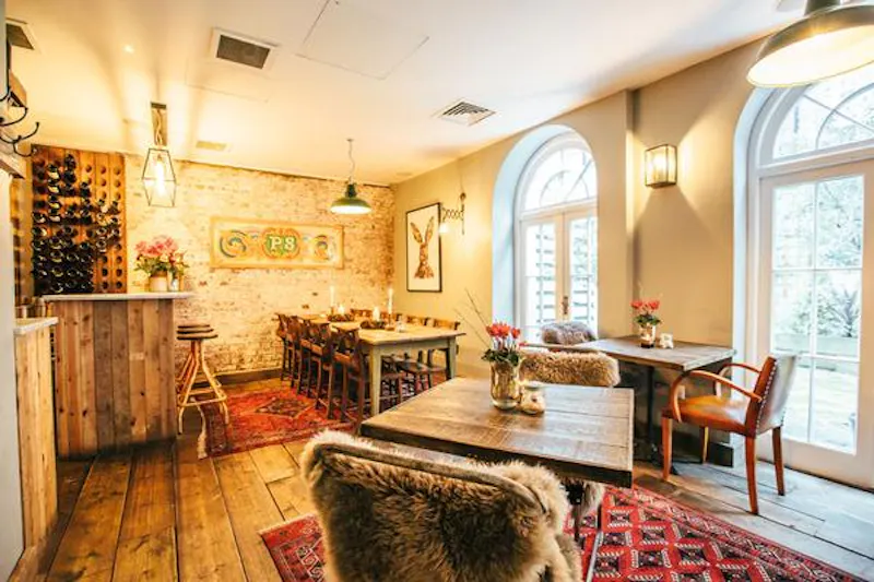 Dining room at Film location R801 in London (photo 9)