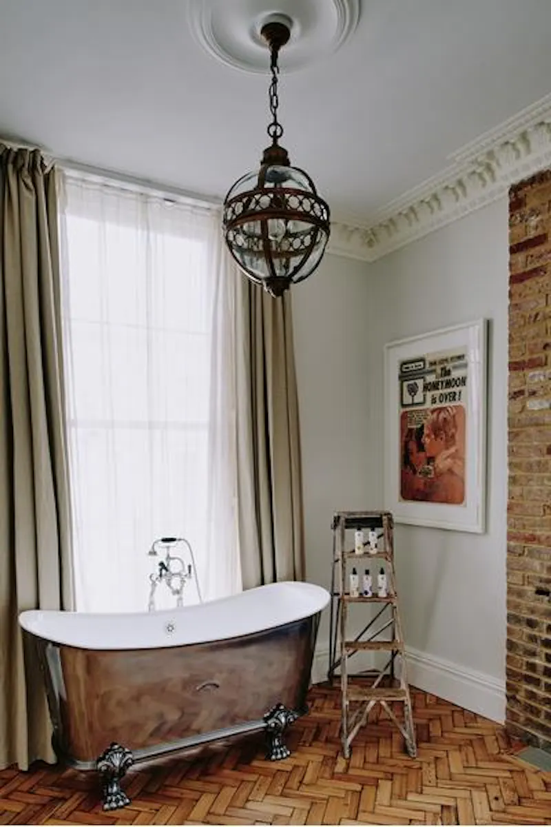 Bathroom at Film location R801 in London (photo 14)
