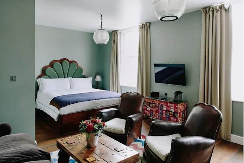 Bedroom at Film location R801 in London (photo 15)