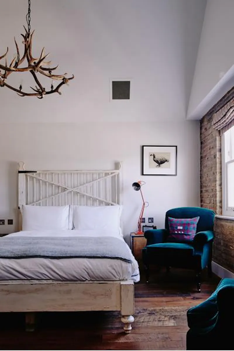 Bedroom at Film location R801 in London (photo 17)