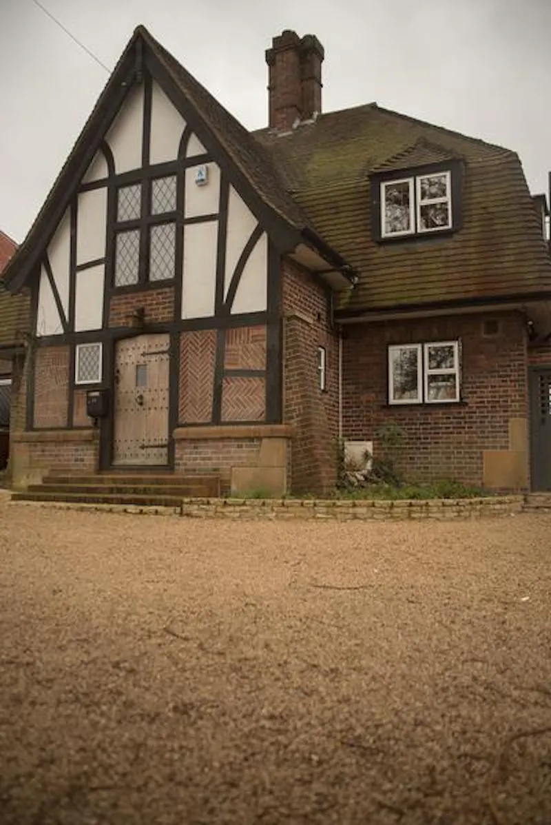 Tudor style Banstead home, M70 (photo 8)
