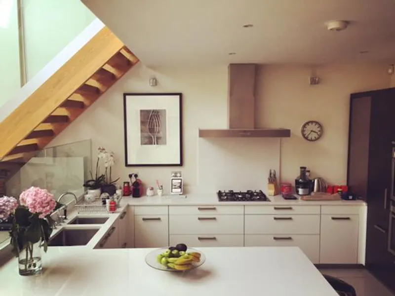 Kitchen at Film location D2266 in London (photo 10)