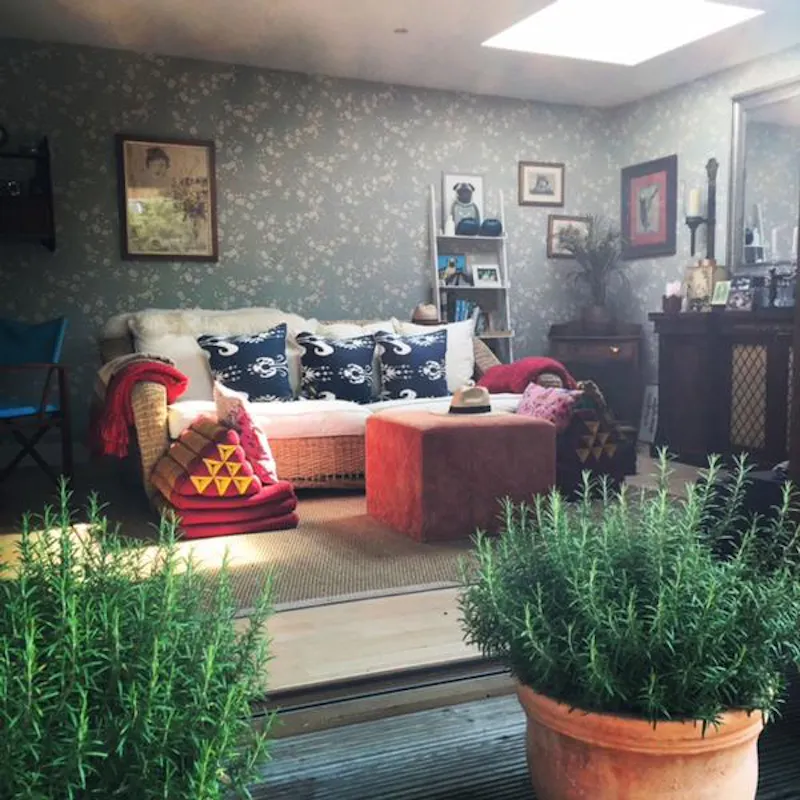 Living Room at Film location D2266 in London (photo 32)