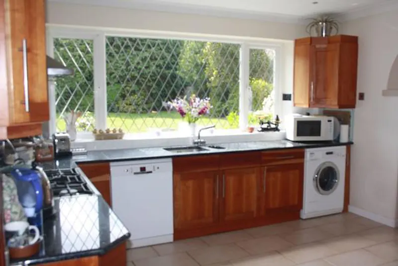 Kitchen at Film location D2267 in Hertfordshire (photo 4)