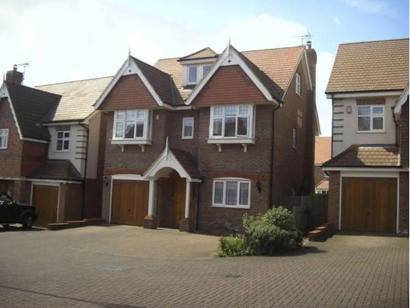 Driveway at Spacious new build in Stanmore, D2268 (photo 1)