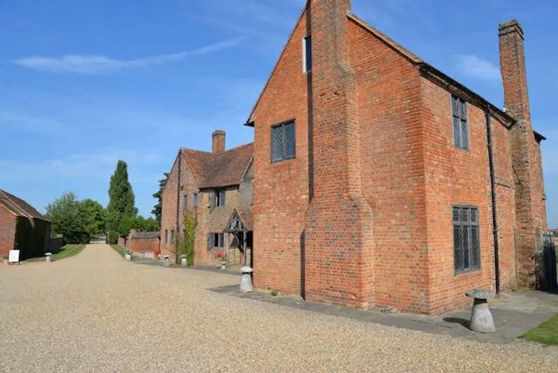 Medieval manor and barns in Bray, M295 (photo 12)