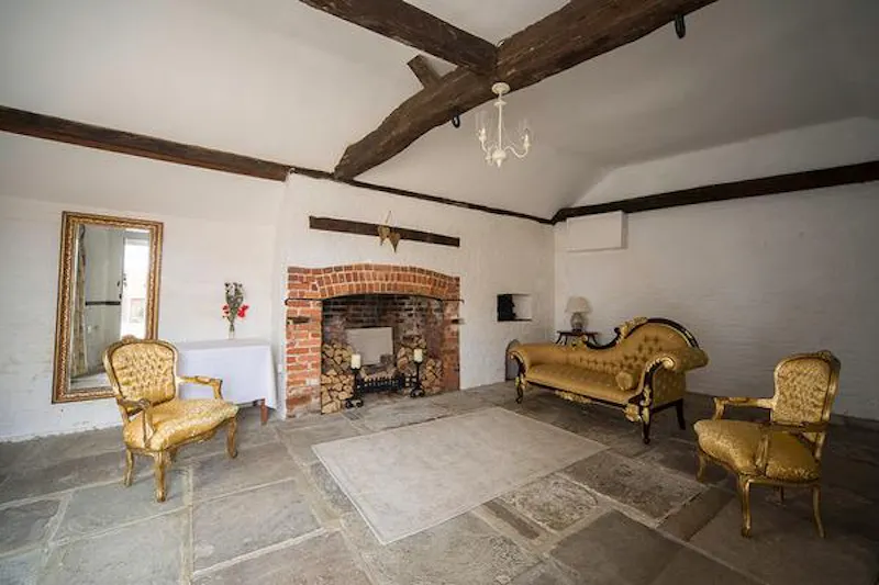 Medieval manor and barns in Bray, M295 (photo 16)