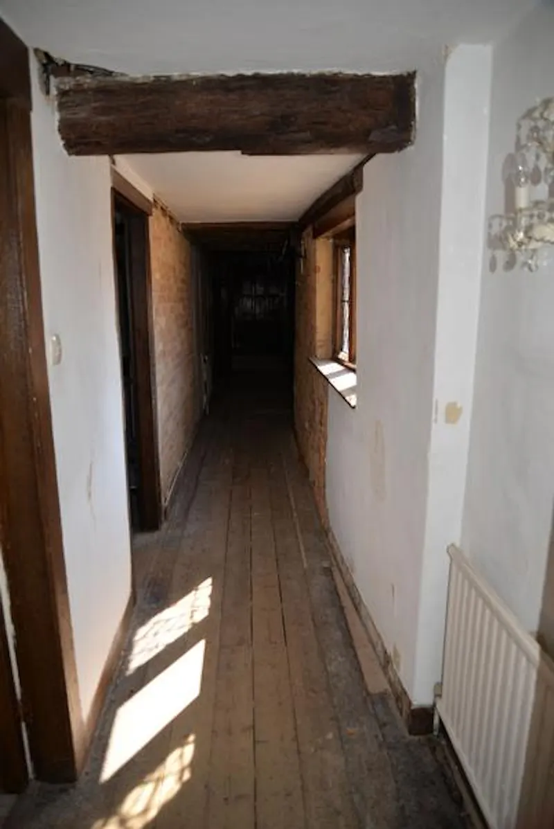 Medieval manor and barns in Bray, M295 (photo 19)