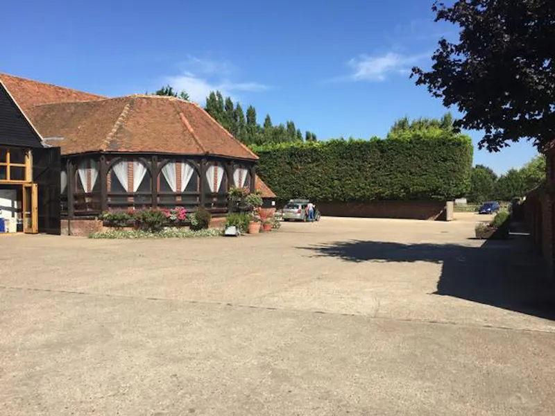 Medieval manor and barns in Bray, M295 (photo 3)
