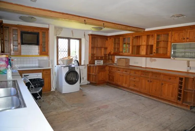 Kitchen at Medieval manor and barns in Bray, M295 (photo 18)