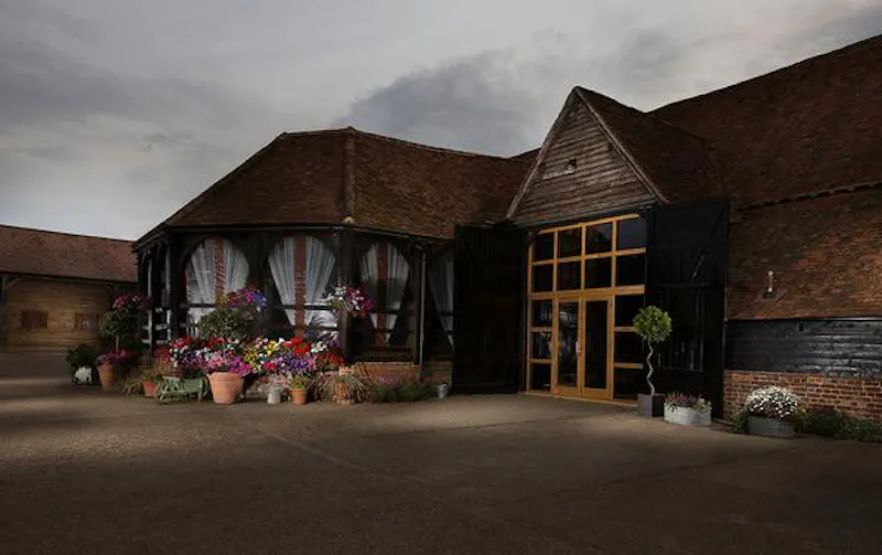 Medieval manor and barns in Bray, M295 (photo 4)