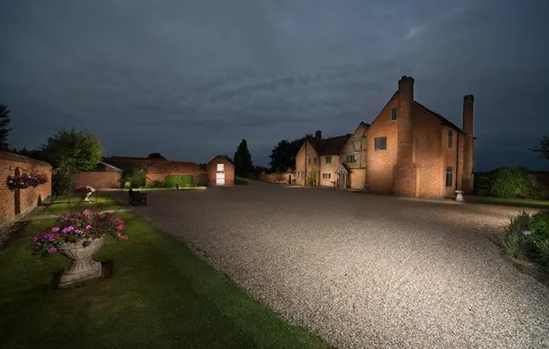 Medieval manor and barns in Bray, M295 (photo 13)