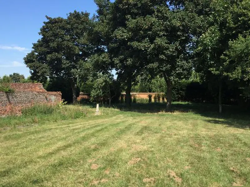 Medieval manor and barns in Bray, M295 (photo 29)