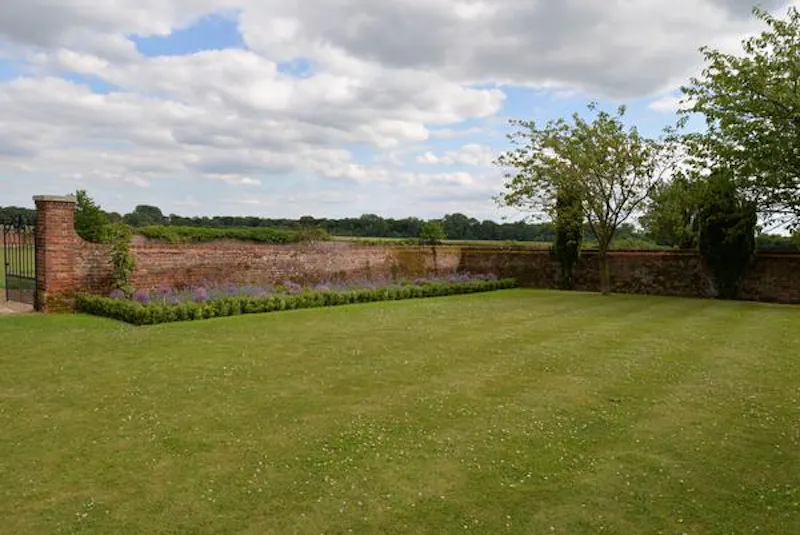 Medieval manor and barns in Bray, M295 (photo 30)