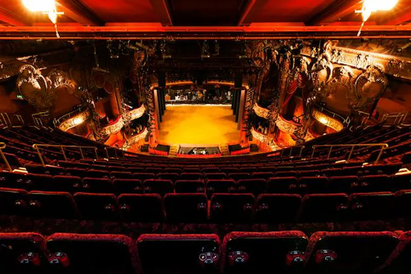 Stage at Film location P593 in London (photo 2)