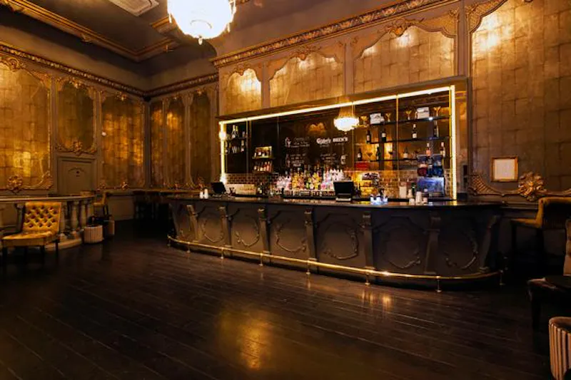 Bar at Film location P593 in London (photo 12)