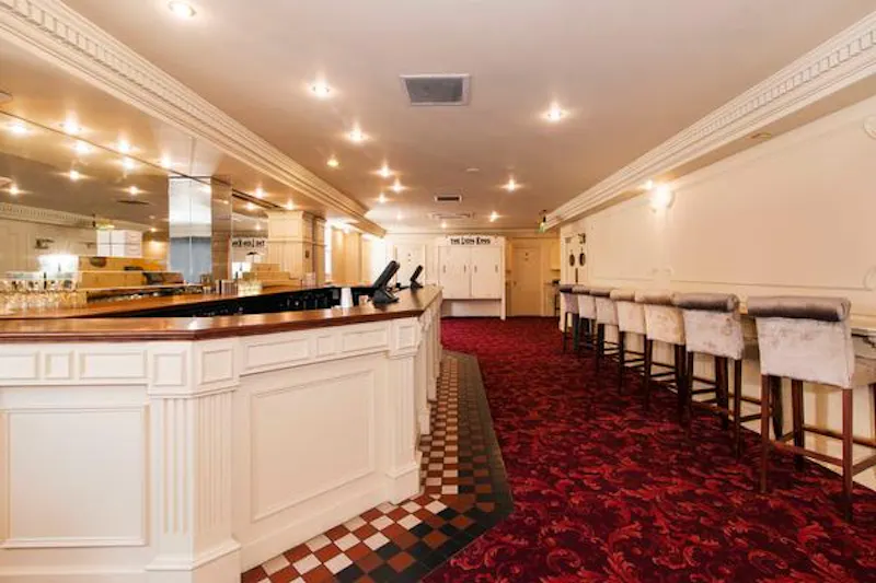 Bar at Film location P593 in London (photo 21)