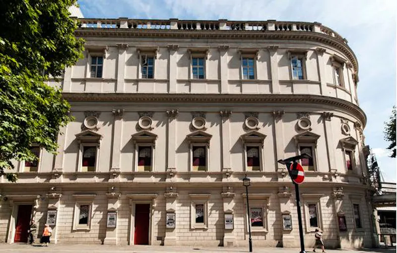 Opulent Embankment theatre, P594 (photo 1)