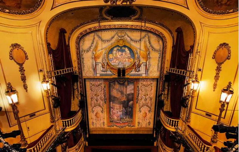 Opulent Embankment theatre, P594 (photo 3)