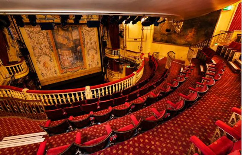 Opulent Embankment theatre, P594 (photo 4)