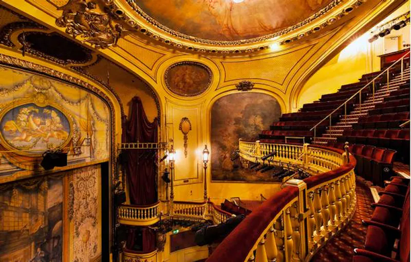 Opulent Embankment theatre, P594 (photo 5)