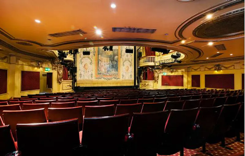 Opulent Embankment theatre, P594 (photo 6)