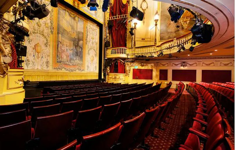 Opulent Embankment theatre, P594 (photo 7)