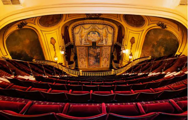 Opulent Embankment theatre, P594 (photo 8)
