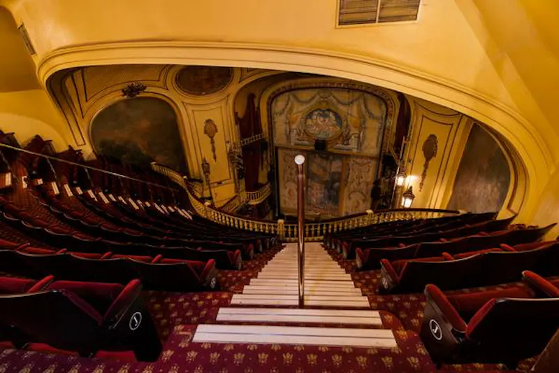 Opulent Embankment theatre, P594 (photo 9)