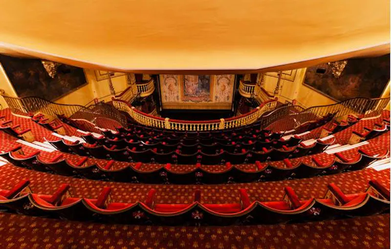 Opulent Embankment theatre, P594 (photo 10)