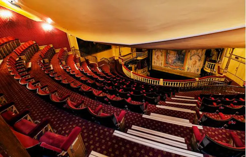 Opulent Embankment theatre, P594 (photo 11)