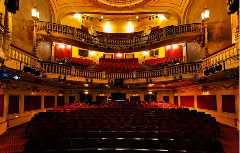 Opulent Embankment theatre, P594 (photo 12)