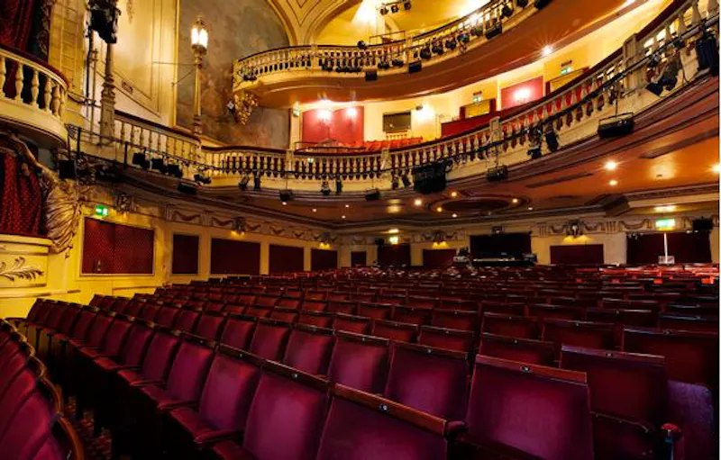 Opulent Embankment theatre, P594 (photo 13)