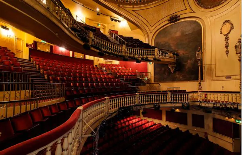 Opulent Embankment theatre, P594 (photo 14)