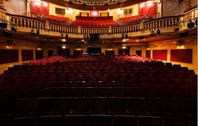 Opulent Embankment theatre, P594 (photo 15)