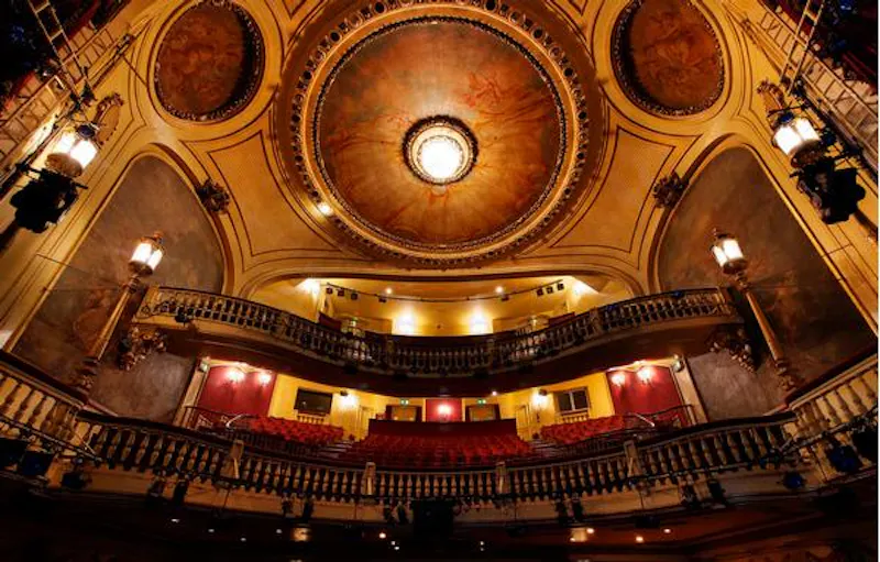 Opulent Embankment theatre, P594 (photo 16)