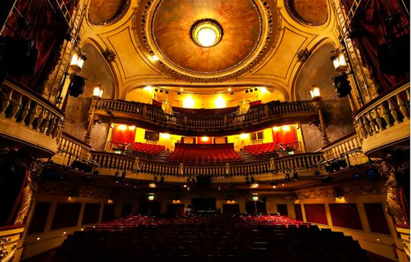 Opulent Embankment theatre, P594 (photo 17)