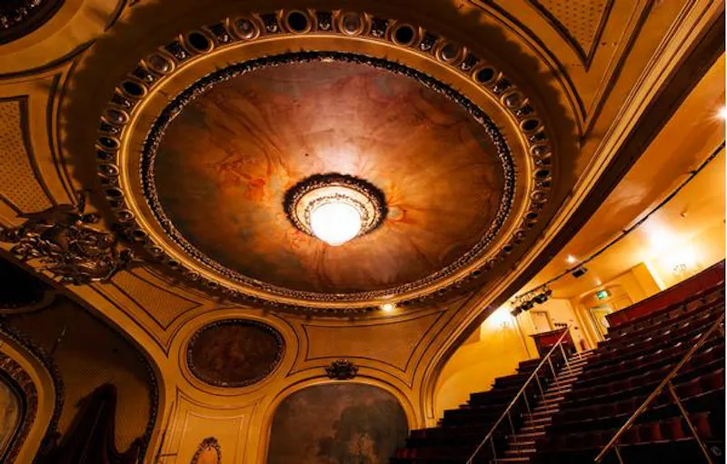 Opulent Embankment theatre, P594 (photo 18)