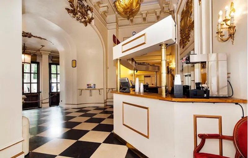Opulent Embankment theatre, P594 (photo 20)