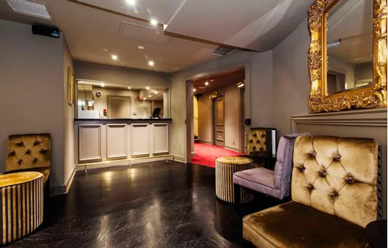Opulent Embankment theatre, P594 (photo 24)