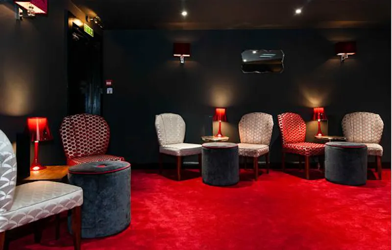 Opulent Embankment theatre, P594 (photo 25)