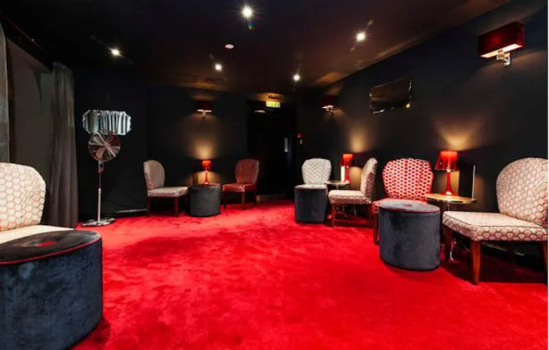 Opulent Embankment theatre, P594 (photo 27)