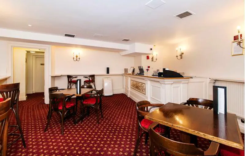 Opulent Embankment theatre, P594 (photo 28)