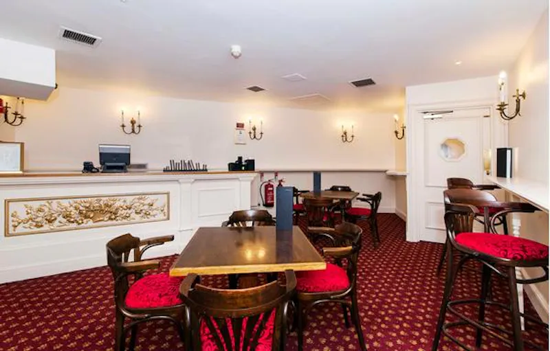 Opulent Embankment theatre, P594 (photo 30)